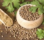 edible-gardening-101-harvesting-coriander-seeds-2-corriander-seeds-leaves-powder